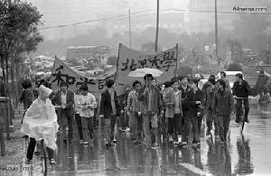 20 апреля 1989 г. Первая демонстрация студентов пекинского университета, выражающих протест по поводу разгона акции студентов 19 апреля. Фото с 64memo.com 