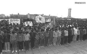 22 апреля 1989 г. Студенты пекинского университета на площади Тяньаньмэнь скорбят по умершему бывшему лидеру компартии Ху Яобану. Фото с 64memo.com