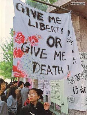25 апреля 1989 г. На одном из плакатов, сделанных студентами пекинского университета, был написан лозунг, который использовался в США во время революции: «Если нет свободы, то лучше умереть». Фото с 64memo.com