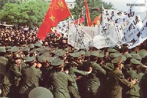 4 мая 1989 г. Полиция пытается сдержать демонстрантов и не пустить их на площадь Тяньаньмэнь. Фото с 64memo.com