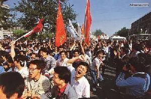 4 мая 1989 г. Студенты, порвавшие полицейские заслоны, радостно ликуют. Фото с 64memo.com