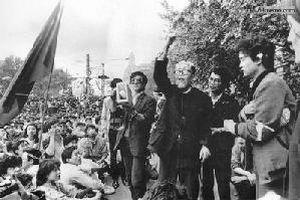4 мая 1989 г. Профессор из Шанхая выражает свою поддержку студентов. Фото с 64memo.com