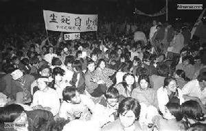  13 мая 1989 г. Студенты начали голодовку, а также проводят всю ночь на улице на холоде, специально не пользуясь одеялами и тёплой одеждой. Они наивно считали, что правительство, увидев такую картину, сразу же пойдёт им на уступки. Фото с 64memo.com