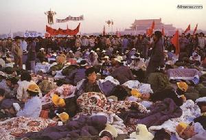 15 мая 1989 г. Утро третьего дня голодовки на площади Тяньаньмэнь, участников которой постепенно стало около трёх тысяч. Фото с 64memo.com