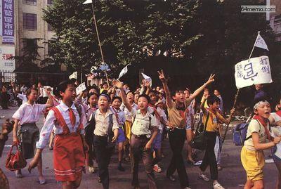 15 мая 1989 г. Школьники также поддерживают своих старших братьев и сестёр в их действиях. На их плакате написано «Свергнуть коррумпированных чиновников». Фото с 64memo.com
