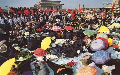 16 мая 1989 г. Четвёртый день голодовки студентов в Пекине на площади Тяньаньмэнь. Фото с 64memo.com