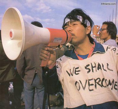 16 мая 1989 г. Студент кафедры биологии пекинского университета Пэн Жун, который раннее уже организовывал студенческие демонстрации. Ослабевший после длительной голодовки, он еле держит рупор. На его одежде надпись «Мы победим». Фото с 64memo.com