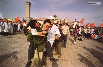 17 мая 1989 г. От длительной голодовки некоторые студенты начинают терять сознание. Им оказывают медицинскую помощь. Фото с 64memo.com