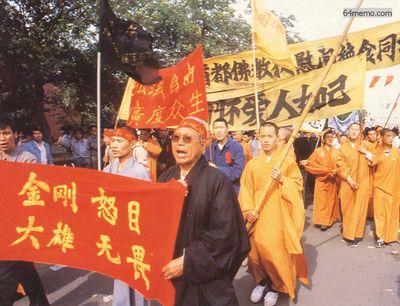17 мая 1989 г. Монахи поддерживают акцию голодовки студентов. Фото с 64memo.com