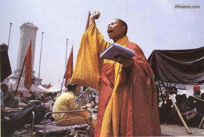 17 мая 1989 г. Монах на площади Тяньаньмэнь выступает с речью в поддержку действиям студентов. Фото с 64memo.com
