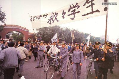 18 мая 1989 г. Надпись на плакате «Судейские чиновники призывают спасти студентов». Длительная голодовка студентов тронула сердца многих людей, даже судейские чиновники вышли поддержать их. Фото с 64memo.com