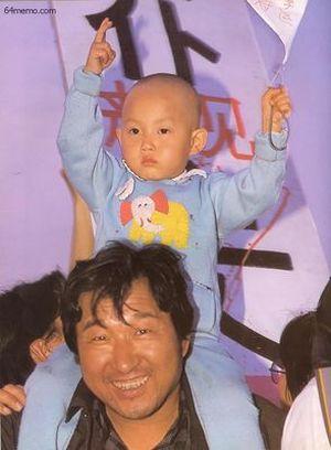 18 мая 1989 г. Малыш, сидя на плечах своего отца, держит плакат с надписью «Поддерживаю студенческое движение». Фото с 64memo.com