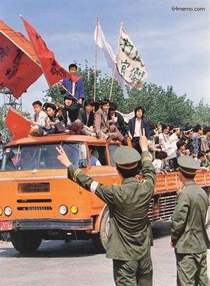 18 мая 1989 г. Полицейские выражают поддержку студентам, направляющимся на площадь Тяньаньмэнь. Фото с 64memo.com