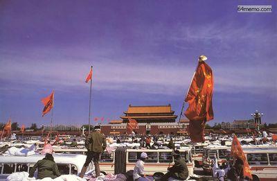 19 мая 1989 г. Студенты заняли всю площадь Тяньаньмэнь. Они жили в автобусах или в палатках или просто под открытым небом. Фото с 64memo.com