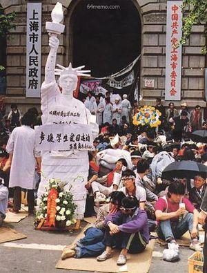 19 мая 1989 г. В Шанхае студенты, участвующие в акции голодовки напротив здания правительства, сконструировали статую Свободы. Фото с 64memo.com
