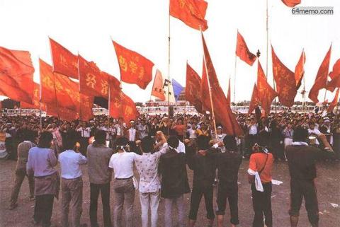 20 мая 1989 г. Услышав приказ правительства о введении военного положения, студенты поклялись ценой жизни отстаивать свои позиции на площади Тяньаньмэнь. Фото с 64memo.com