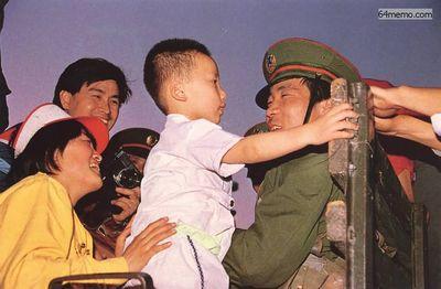 20 мая 1989 г. Началось военное положение. Женщина, участвующая в демонстрации протеста, знакомит солдат из оцепления со своим сыном. Фото с 64memo.com
