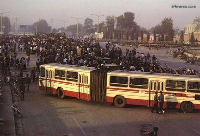 21 мая 1989 г. Люди, поддерживающие студентов, заблокировали проезд и остановили около двухсот армейских машин с солдатами. Фото с 64memo.com