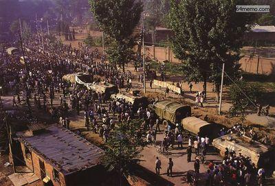 21 мая 1989 г. Люди, поддерживающие студентов, заблокировали проезд и остановили около двухсот армейских машин с солдатами. Фото с 64memo.com