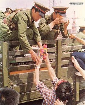 21 мая 1989 г. Студенты приносят еду солдатам, машины которых горожане не пускают к центральной площади. Фото с 64memo.com