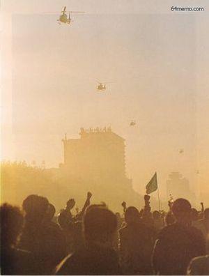 21 мая 1989 г. Студенты машут знамёнами и транспарантами пролетающим над ними военным вертолётам. Фото с 64memo.com