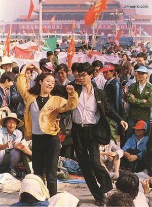 22 мая 1989 г. Студенты на площади Тяньаньмэнь поют песни о демократии и танцуют. Фото с 64memo.com