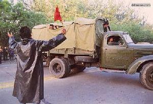 23 мая 1989 г. Армейским машинам с солдатами удалось поехать через гражданский заслон и они двинулись к площади. Студенты рассказывают им свои демократические идеи, солдаты машут из машины в знак поддержки. Фото с 64memo.com