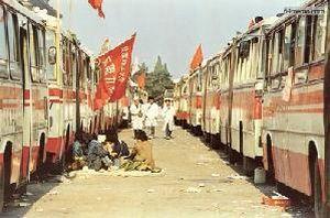 25 мая 1989 г. Автобусы на площади Тяньаньмэнь стали временным домом многих студентов. Фото с 64memo.com