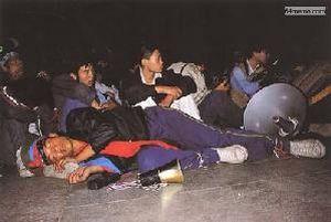  26 мая 1989 г. Главный студенческого патруля, студент института физкультуры Чжан Цзянь уставший после танцев на концерте, заснул прямо на сцене. Он сейчас поживает во Франции, в его теле до сих пор находится пуля, которая попала в него во время подавления студентов. Фото с 64memo.com