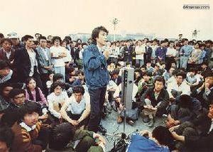26 мая 1989 г. На площади студенты провели свободный форум, на котором также был оглашен план их акций протеста. Фото с 64memo.com