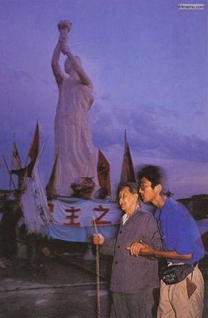 1 июня 1989 г. Студент поддерживает пожилую женщину, которая пришла посмотреть, как делает скульптура статуи Свободы. Фото с 64memo.com
