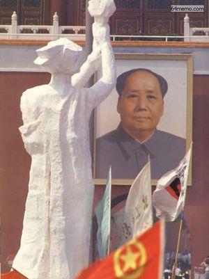 1 июня 1989 г. Статуя Свободы и портрет Мао расположены друг напротив друга, олицетворяя борьбу демократии и диктатуры. Фото с 64memo.com