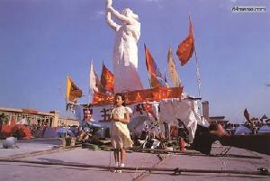 1 июня 1989 г. – День детей. Штаб управления охраной площади Тяньаньмэнь пригласил детей отметить праздник возле статуи Свободы. Фото с 64memo.com