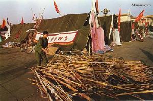 2 июня 1989 г. Студенты на площади Тяньаньмэнь из бамбуковых жердей сооружают навесы от солнца. Фото с 64memo.com