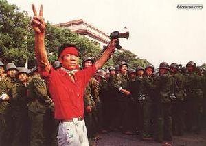 3 июня 1989 г. Студент перед солдатами выражает своё твёрдое намерение продолжать акцию и надежду на победу. Фото с 64memo.com