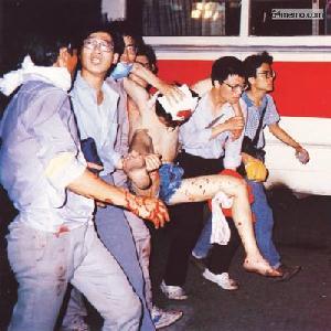 4 июня 1989 г. Ночью солдаты открыли огонь по демонстрантам и началась массовая бойня, которая длилась до полуночи 6 июня. Студенты несут своего раненого единомышленника для оказания медпомощи. Фото с 64memo.com