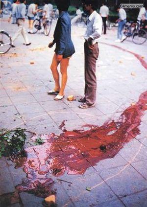 4 июня 1989 г. Улицы Пекина залиты кровью. Фото с 64memo.com