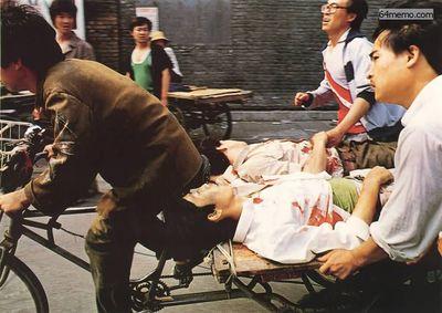 4 июня 1989 г. Студенты, рискуя жизнью, вывозят своих раненых товарищей. Фото с 64memo.com