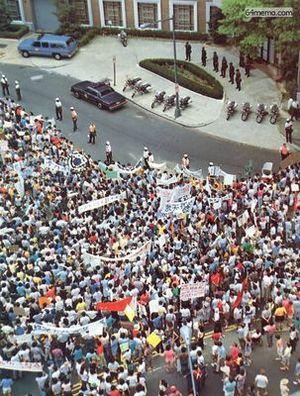4 июня 1989 г. В Вашингтоне напротив китайского посольства пошла массовая акция протеста против кровавой бойни в Пекине. Фото с 64memo.com