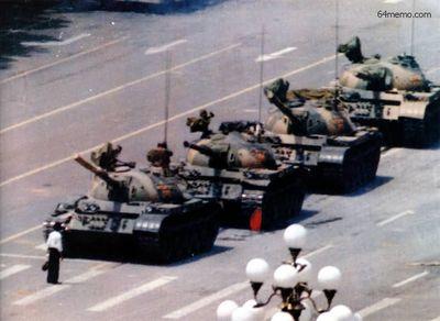 5 июня 1989 г. Студент своим телом пытается остановить колонну танков. В еженедельнике «Эра» этого студента назвали выдающимся человеком нашей эпохи. Но мы не знаем кто он, как его имя и где он сейчас. Фото с 64memo.com