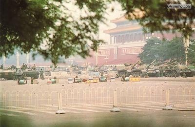 6 июня 1989 г. Танки и солдаты всё ещё патрулируют площадь Тяньаньмэнь. Фото с 64memo.com