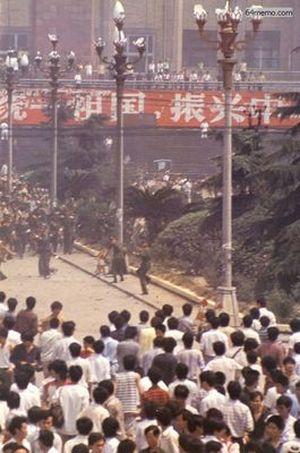 6 июня 1989 г. Рослее того, как по всему Китаю разнеслись печальные новости о событиях в Пекине, жители г.Ченду провинции Сычуань продолжили демонстрацию, выражая скорбь по погибшим. В результате также произошло кровавое столкновение с солдатами, в результате которого также погибло много студентов и местных жителей. Это второй город в Китае, в котором солдаты применили оружие против демонстрантов. Фото с 64memo.com