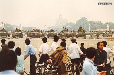 7 июня 1989 г. Танки и армия по прежнему не покидают площадь Тяньаньмэнь. Люди не осмеливаются подходить близко и наблюдают из далека. Фото с 64memo.com