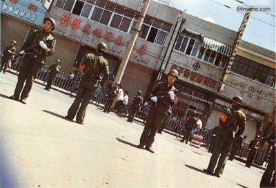 8 июня 1989 г. Вооружённые солдаты патрулируют улицы Пекина. Военное положение в китайской столице было снято только в январе 1990 года. Фото с 64memo.com
