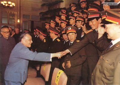 8 июня 1989 г. Дэн Сяопин благодарит начальников воинских подразделений, участвовавших в кровавом подавлении, за успешно проделанную работу. Фото с 64memo.com  