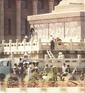 15 июля 1989 г. Можно ли дочиста смыть кровь студентов с обелиска героев славы? Фото с 64memo.com