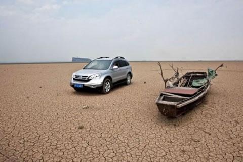 Езеро Поянг, най-голямото сладководно езеро в Китай, пресъхна и автомобили могат да се движат по дъното му.