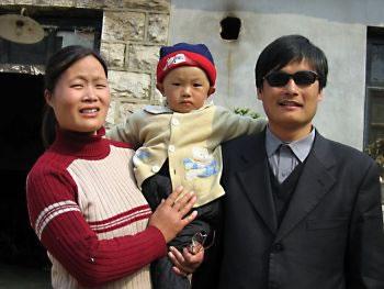 Побой и изтезания над китайски правозащитен адвокат и съпругата му