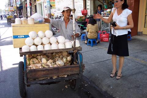 Продаване на пресен кокосов сок във Виетнам. (Снимката е любезно предоставена от Д-р Йоханес Самосир, Индонезия)