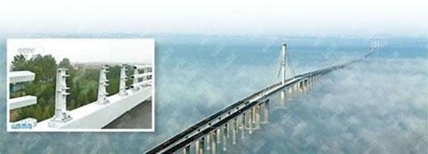 Най-дългият мост в света бе открит в Китай. По него липсват част от перилата и множество болтове.
